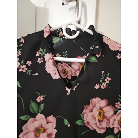 Shein Women's Black And Floral Blouse With Ruffles, Size 2 - Picture 2 of 5